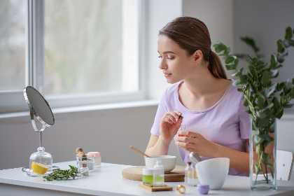 优雅美女后背照片，展现迷人头像魅力